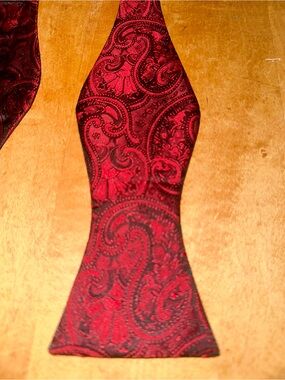 Like new vintage red paisley adjustable self-tie bow tie bowtie